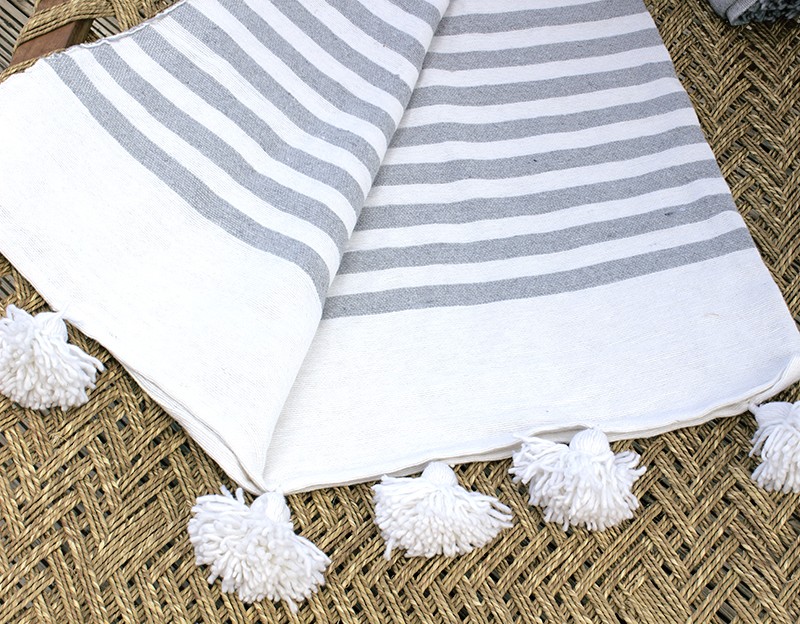Plaid coton berbère pompons rayure gris / blanc